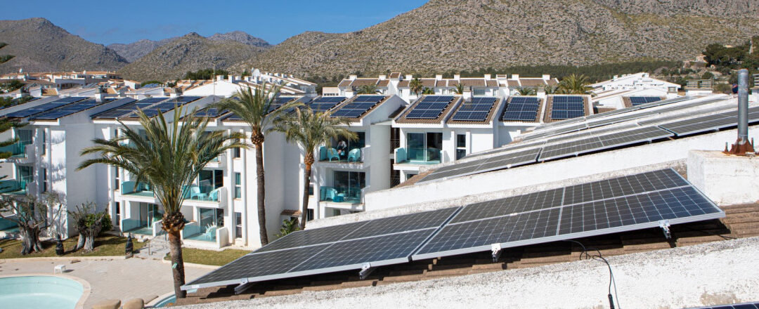 Placas solares en hoteles para reducir costes y ser más sostenibles